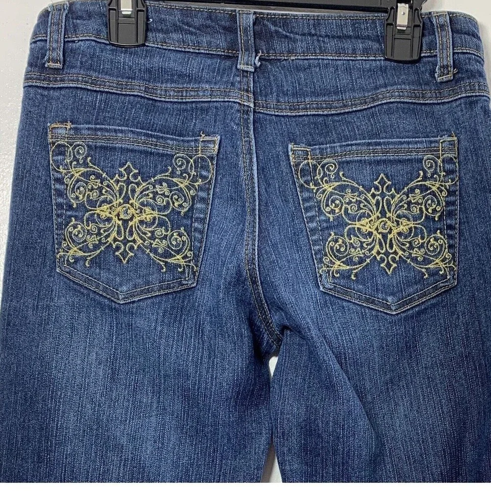 Southpole Capri Jeans Juniors Size 5 Medium Wash Denim Embroidered Back‎ Pockets